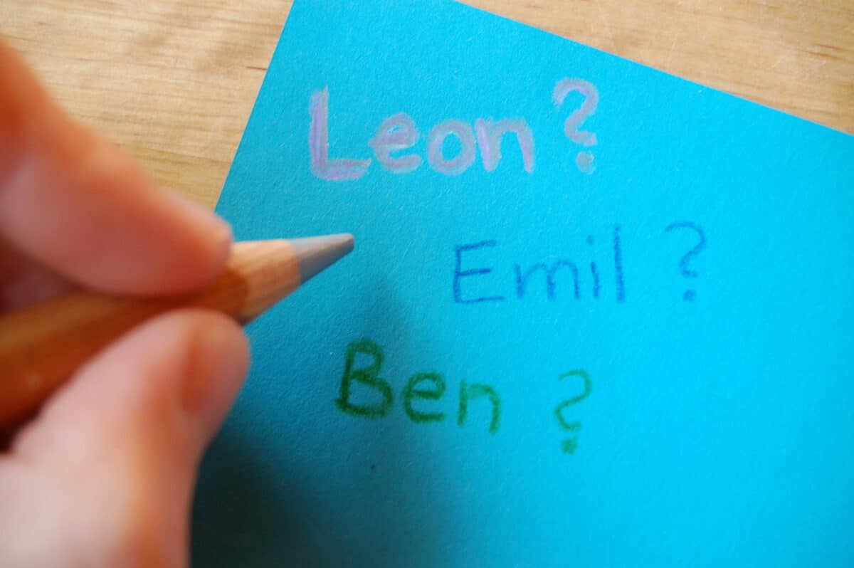 Le choix du prénom d’un enfant : des astuces ludiques et originales pour le dénicher